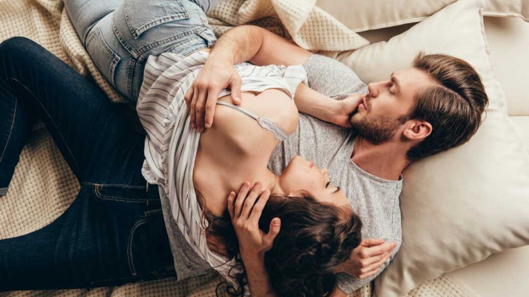 couple heureux sur un lit